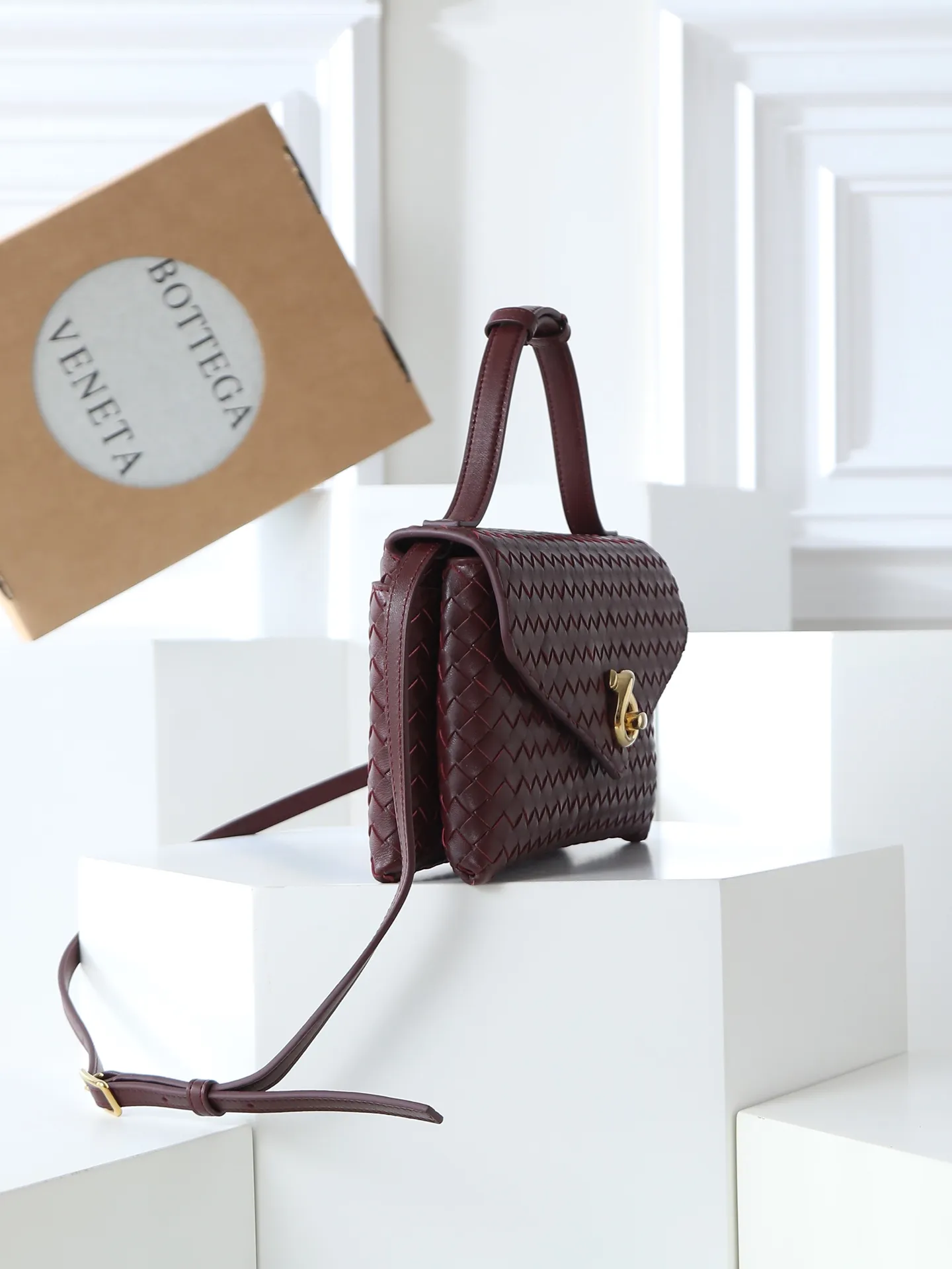 980. BV's new early spring bag Knot Lock series is now on the market! The entire bag shape is presented with 10mm Intrecciato weaving technology, and is equipped with Knot x3 rotating buttons! There are compartments and multiple card slots inside! It is a versatile commuter bag that can be used in various occasions. It has multiple carrying methods, and the shoulder strap is also detachable, hand-held, shoulder-carrying, and cross-body. Retro and fashionable, the exquisite old money style is easy to handle! Size: 25*16*5.5cm Style number: 817191